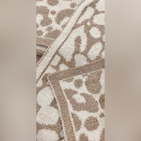 BAREFOOT DREAMS IN THE WILD THROW BLANKET CAMEL-STONE LEOPARD PRINT
#1120256 - Picture 4 of 13